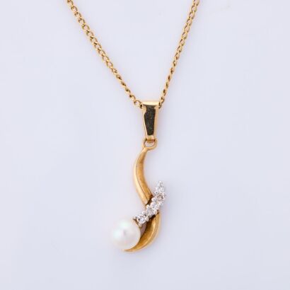 9ct Yellow Gold, 5.4mm Akoya Pearl / .10ct Diamond Pendant on 43cm Curb Chain