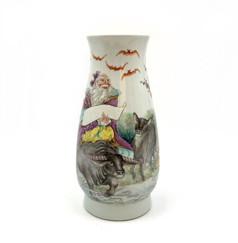 A Chinese Femille Rose Vase decotated with figures (Da Qing Kangxi Nian Zhi Mark)