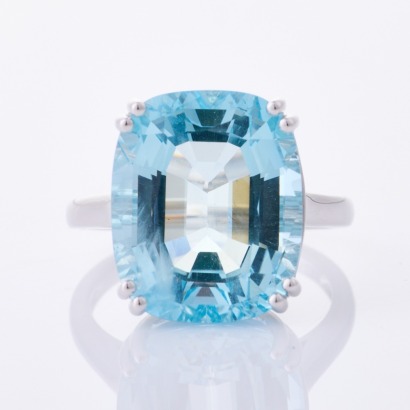 18ct White Gold, Modern, 11.90ct Aquamarine Ring - As new