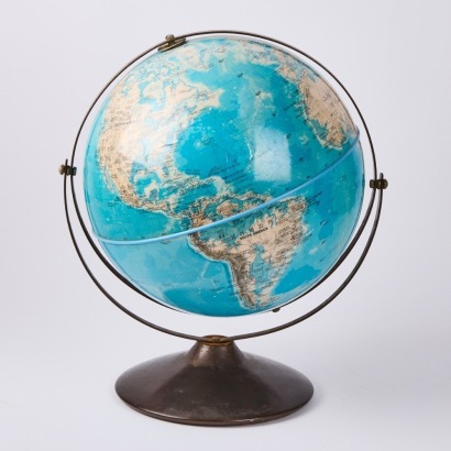 A Globe with Korean Text and 360&not;&infin; Mechanism