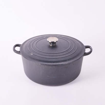 A Le Creuset Cast Iron Round Casserole Size 28