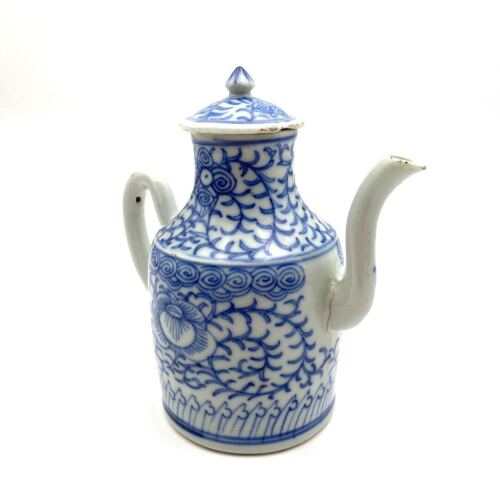 A Blue and White Wine Pot (chip on lid, repaired on spout)
