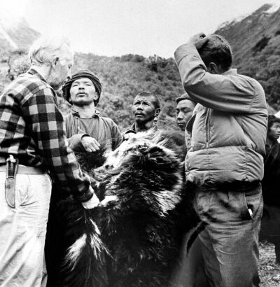 Desmond Doig, Marlin Perkins and Villagers