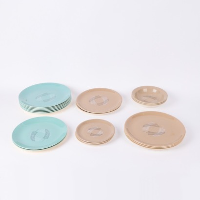 A Nineteen Piece Crown Lynn Plate Set