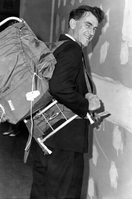 Sir Edmund Hillary at Kindsford Smith Airport