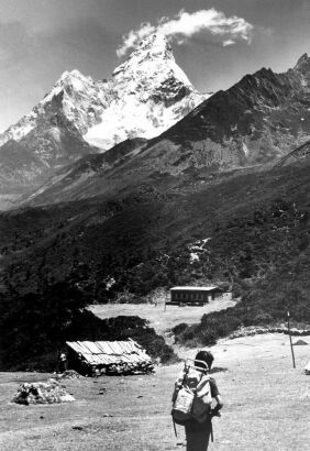 Mt Amadablam with Himalayan School