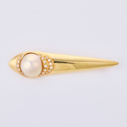 18ct Yellow Gold, Modern, 13mm Mabe Pearl / .28ct Diamond Brooch, circa 2001